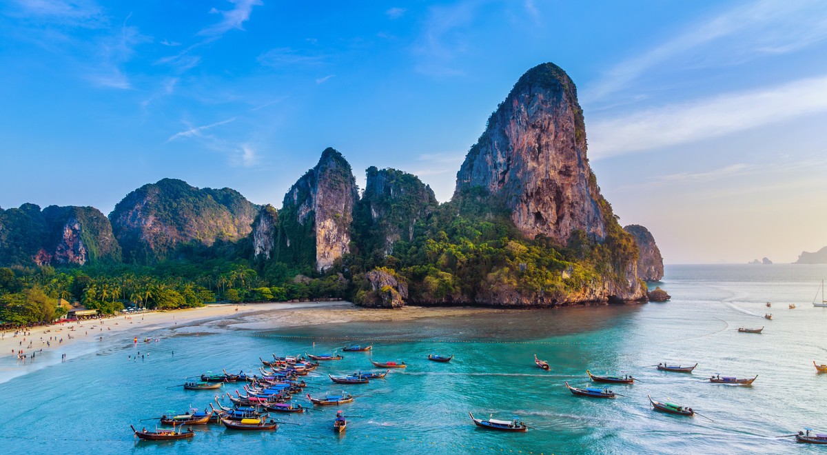 Longtailboote in der Bucht von Krabi