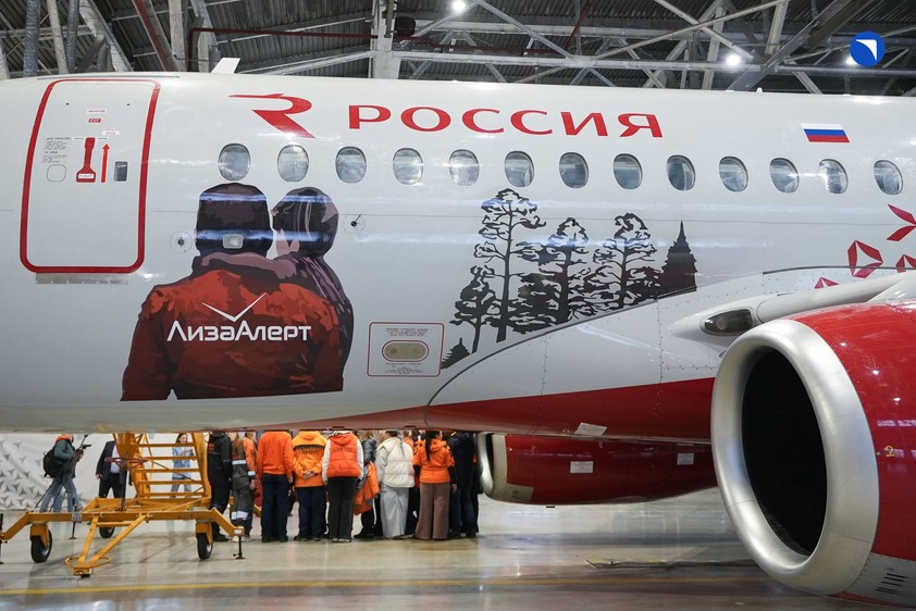 Eine Seite der Sonderlackierung auf der Superjet 100: Werbung für eine Freiwilligen-Such- und Rettungsorganisation.