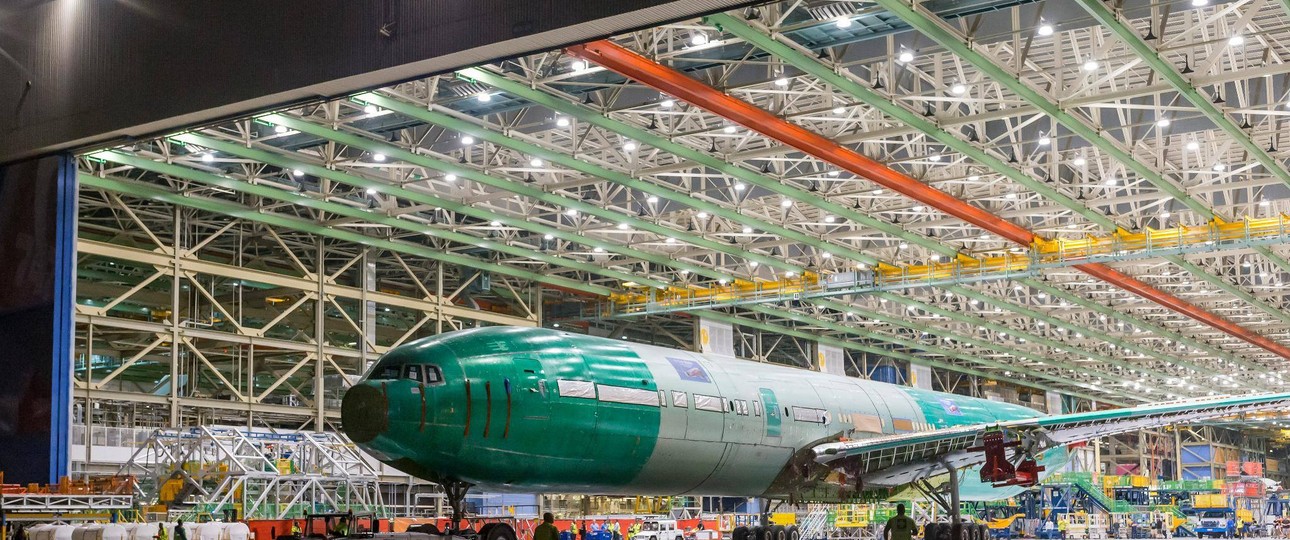 Die allererste gebaute Boeing 777X im Hangar von Everett.