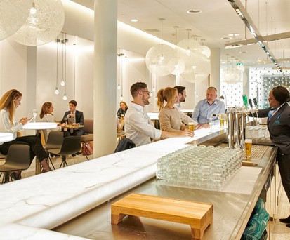Die überarbeitete Crown Lounge 52: Im Bereich City gibt es Essen und Getränke.