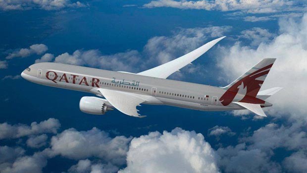 Airbus-Rivale Boeing stellt seinen Dreamliner aus - in den Farben von Qatar.