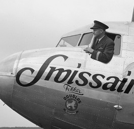 Der Chefpilot präsentiert 1938 stolz das Cockpit einer DC-3 auf dem Flugplatz Dübendorf