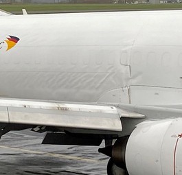 Boeing 737 von West Atlantic UK: Deutliche Schäden im Rumpf.