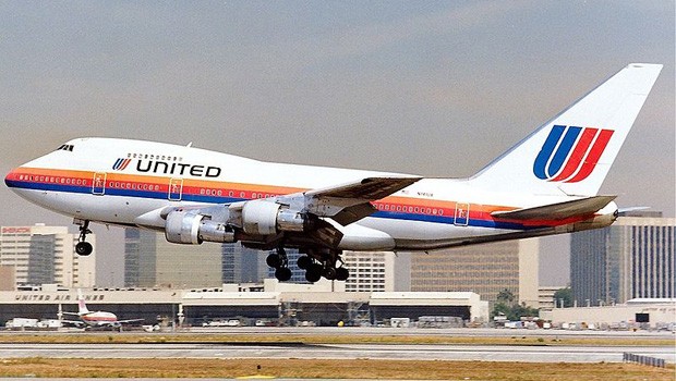 Retro-Jumbo von United: Diese Bemalung gab es von 1974 bis 1993. Nun will United die B747 durch Dreamliner und A350s ersetzen.
