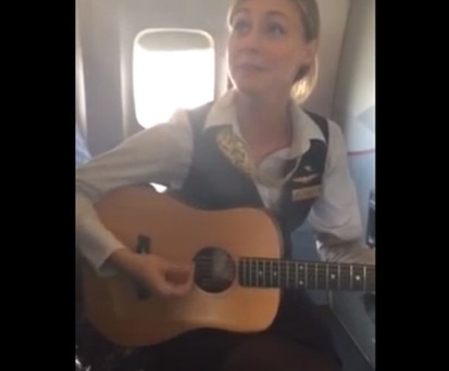 Flugbegleiterin mit berühmtem Fan