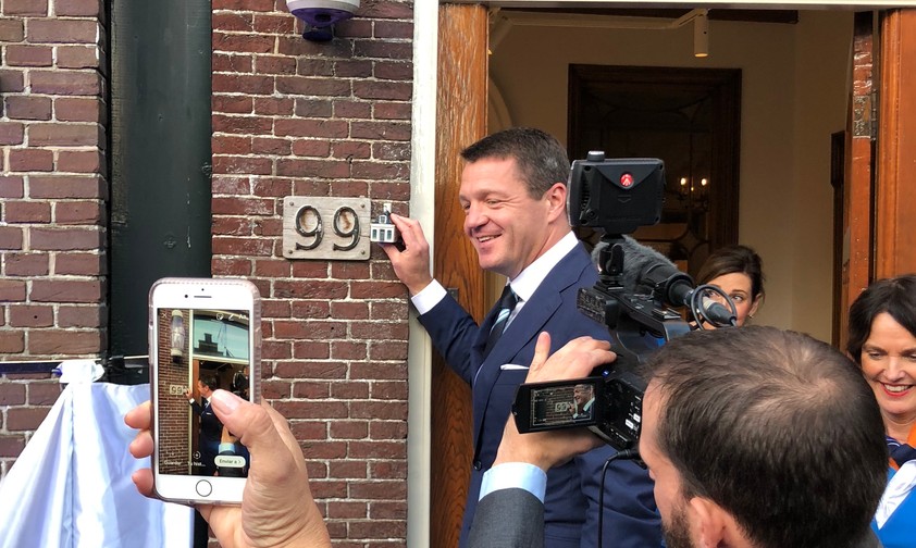 KLM-Chef Pieter Elbers präsentiert das 99. KLM-Haus: Das Gründerhaus von Douwe Egberts in Joure.