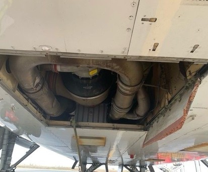 Loch im Bauch der Boeing 747 von KLM: Ein Teil ging im Flug verloren.