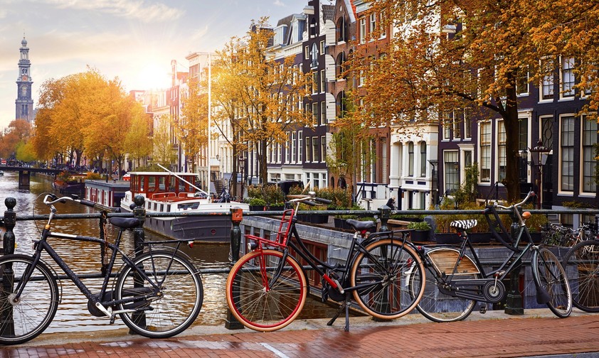 Fährräder in Amsterdam: In der Stadt darf keine Werbung mehr für Flugreisen gezeigt werden.
