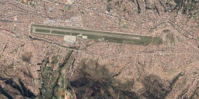 Alejandro Velasco Astete International Airport, <strong>Cuzco</strong> in Peru - <strong>3310 Meter</strong> ü. M.