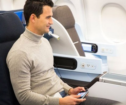 Die Passagiere erwartet in der World Business Class, wie KLM die höchste Klasse nennt, ein neues Unterhaltungssystem mit großem Bildschirm und Touchscreen-Fernbedienung.