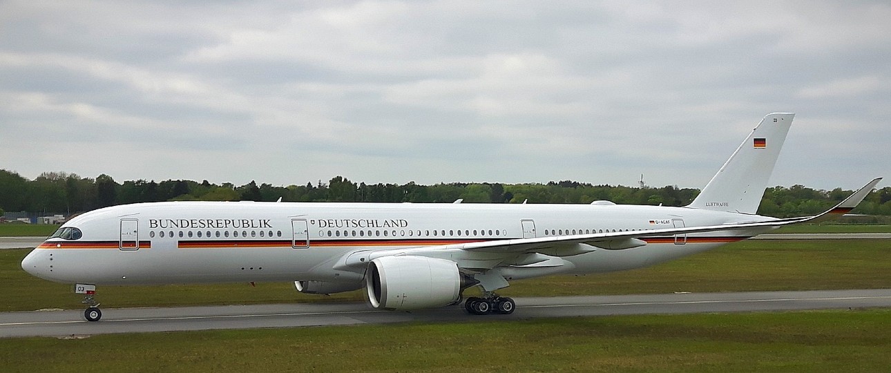 The first Airbus A350 of the Air Force after landing at Hamburg Airport.