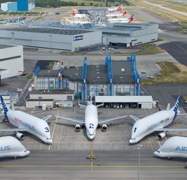 Alle fünf Beluga ST auf einem Foto: Offiziell heißt das Modell A300-600 ST.
