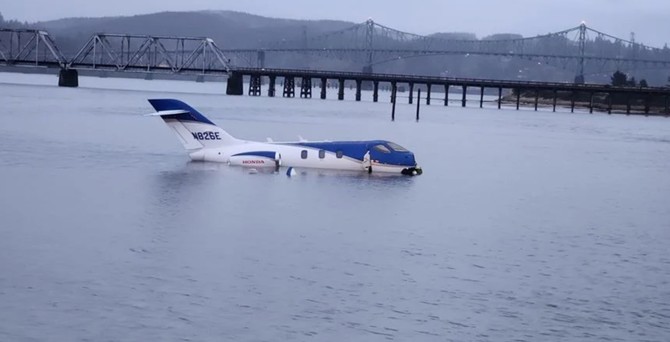 Das Flugzeug im Wasser: Es ging glimpflich aus.
