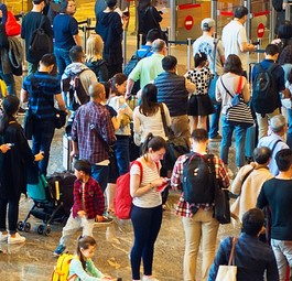 Schlangen am Flughafen: Diesen Sommer ist das Alltag.