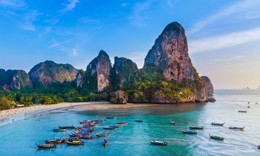 Longtailboote in der Bucht von Krabi