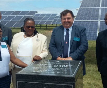 Verkehrsministerin Elizabeth Dipuo Peters (Dritte von rechts): Stolz auf die Solaranlage am George Airport.