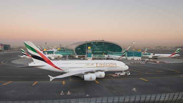 Längst hat das Emirat die Luftfahrt als Zukunftsbranche ausgemacht, wenn die Ölquellen einmal versiegen. Die gute Lage zwischen Europa, Afrika und Asien soll dabei helfen. Dazu werden der Flughafen Dubai und die Nationalairline Emirates stetig ausgebaut.