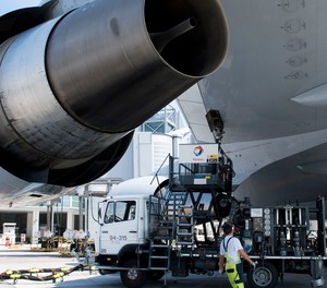 Betankung einer Boeing 747 von Lufthansa: IN Frankfurt ist Kerosin knapp.