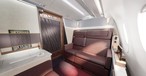 In der First Class bietet Japan Airlines sechs Suiten, die 211 Zentimeter lang sind. Die Anordnung ist 1-1-1.