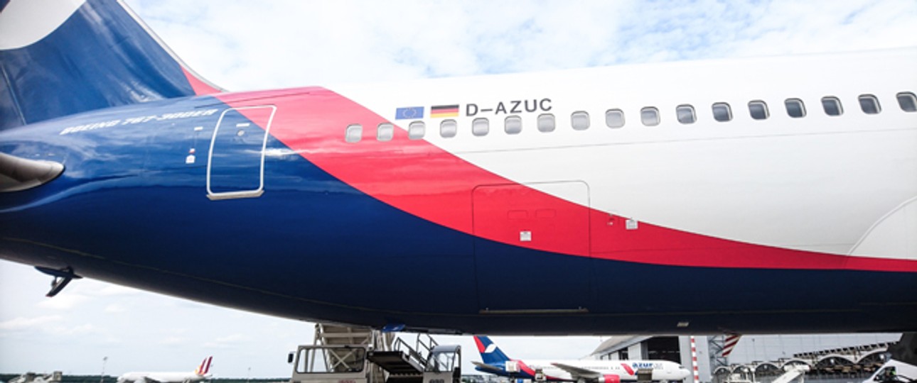 D-AZUC von Azur Air: Kam aus Antalya über Köln nach Düsseldorf.