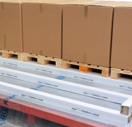 Handelsübliche Holzpaletten auf den neuartigen Kartonkufen: Am Ende wird die Fracht von oben mit einem Netz festgezurrt.