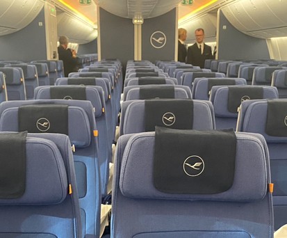 <p style="text-align: left;">Hier ist alles ziemlich Lufthansa: Die Economy Class.</p>