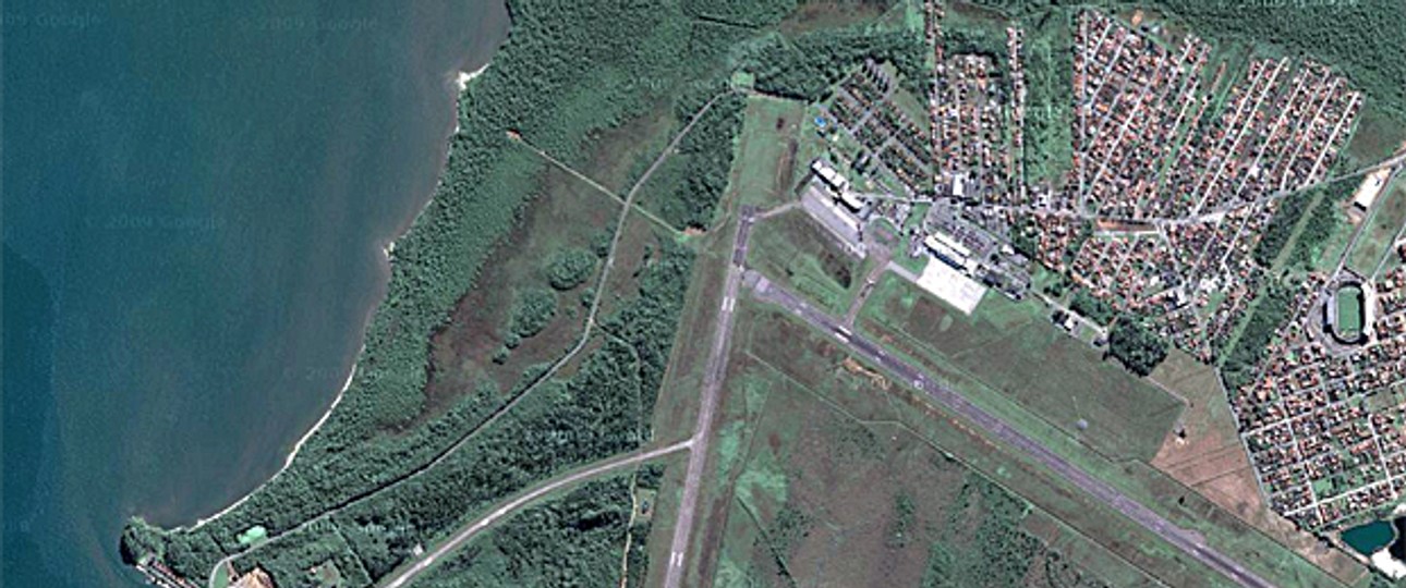 Der Flughafen liegt am Meer - und doch nicht.