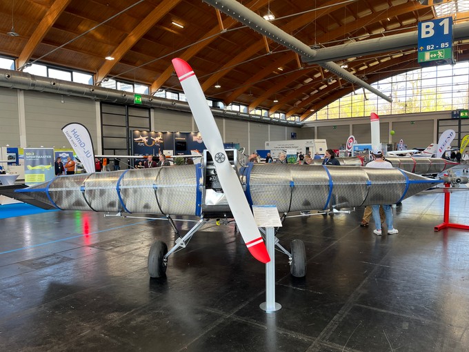 Aviosma Fly & Fun Sport von vorne: Auffällig sind die breiten Tragflächen.