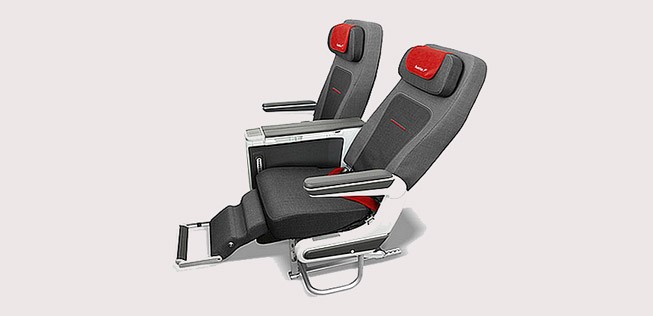Der AUA-Premium-Economy-Sitz: Der Sitzabstand beträgt 38 Zoll oder 97 Zentimeter. In der Eco bekommt man zum Teil nur 30 Zoll. Ebenfalls praktisch: Die breitere Armlehne, das Cocktailtischen und extra Staufächer auf der Seite.
