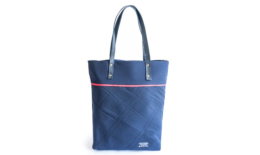 Diese Handtasche besteht aus alten Uniformen von Delta.
