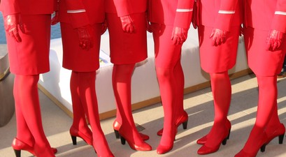 Die roten Strumpfhosen von Austrian Airlines: Objekt der Liebe und des Hasses.