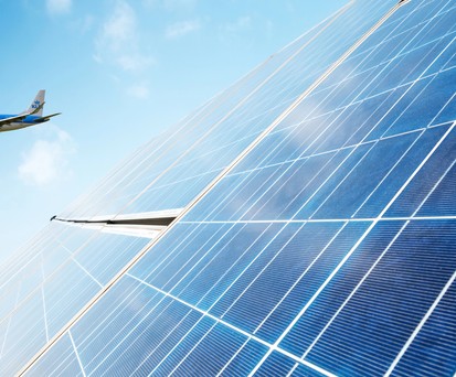 KLM-Jet und Solarmodule (Symbolbild): Probleme am Airport Schiphol.
