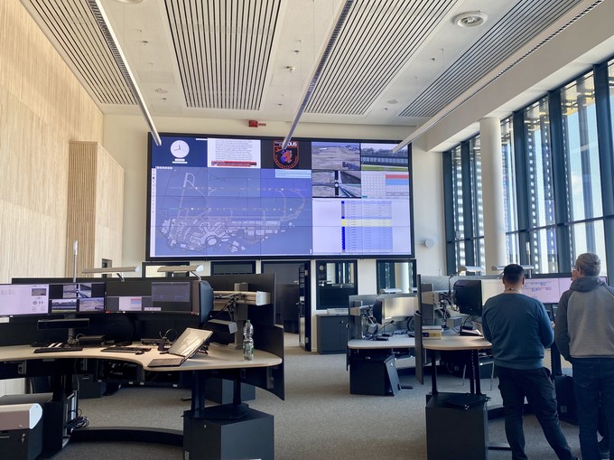 Diese Einsatzzentrale ist das Herzstück der neuen Hauptfeuerwache des Flughafens Düsseldorf.