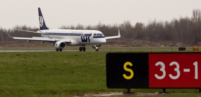 Embraer E195 von Lot: Die polnische Airline stationiert vorübergehend einen Flieger in Tallinn.