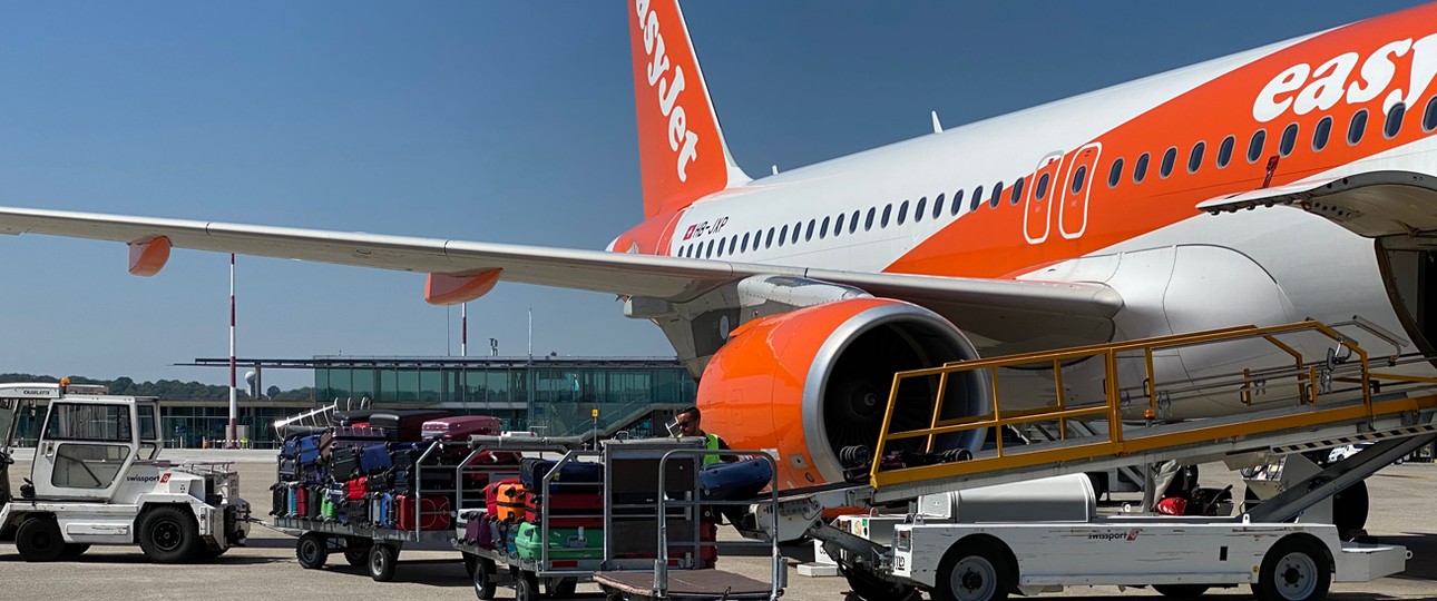 Beladung eines Easyjet-Fliegers:  Wer ein großes Handgepäck hat, muss entweder einen teureren Sitz oder Tarif buchen oder es kostenpflichtig aufgeben.