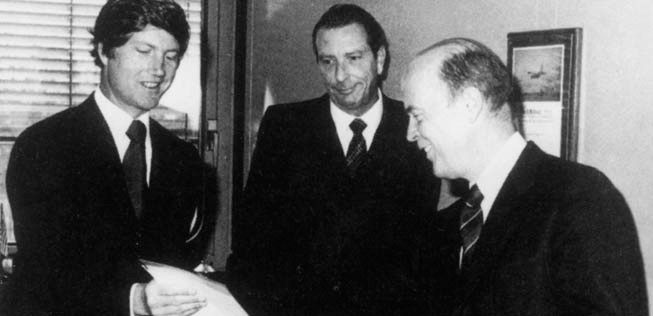 Es begann mit einer Entlassung: Pilot Kim Lundgren verlor während der Ölkrise in den 1970er-Jahren seinen Job bei Pan Am in Europa. Statt in die USA zurückzukehren, gründete er eine Charter-Fluggesellschaft. 1978 wurde Air Berlin USA im US-Bundesstaat Oregon ins Handelsregister eintragen.