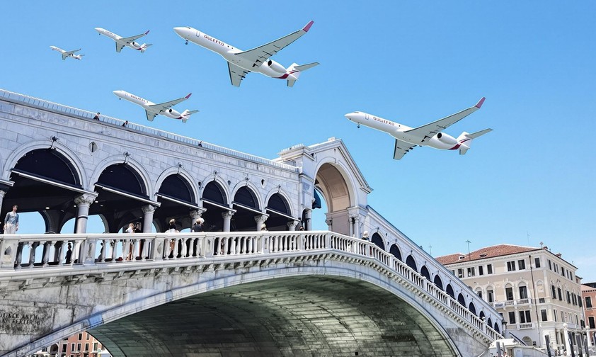 Privatjets über der Rialto-Brücke in Venedig: Die Gäste der Bezos-Hochzeit reisen vornehmlich mit dem Privatjet an.