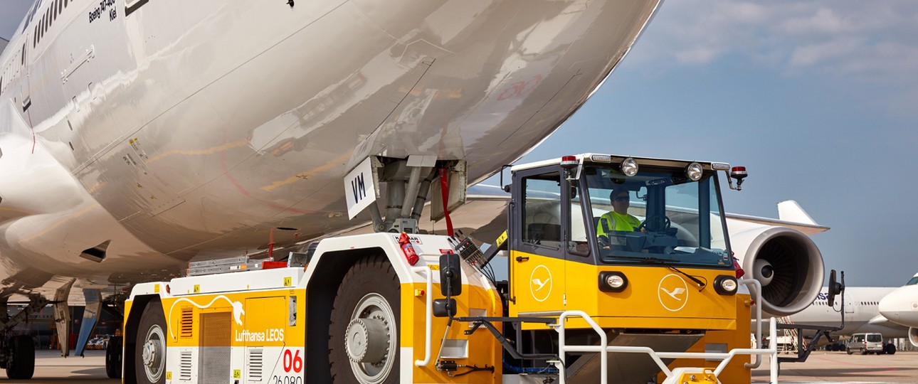 Elektro-Schlepper von Lufthansa: Verfügt zur Absicherung noch über ein Dieselaggregat.