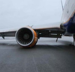 Boeing 757 von Icelandair nach dem Vorfall in Keflavik: Ermittler vermutet Einbau von falschen Schraub-Bauteils.