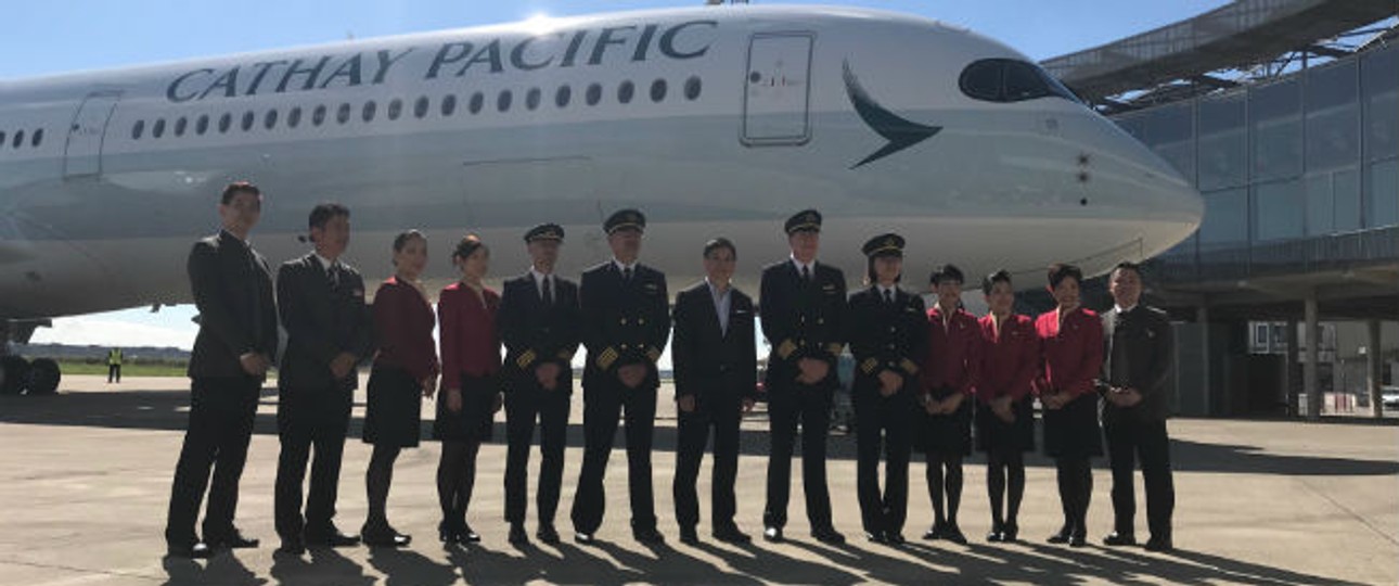 Cathay Pacific hat am 19. Juni 2018 ihren ersten Airbus A350-1000 übernommen (im Bild die Crew des Überführungsfluges nach Hongkong).