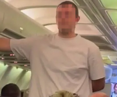 Flugbegleiter im T-Shirt: Was war da los?