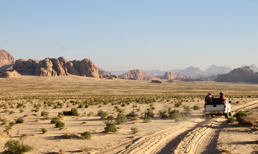 Auf der Jeep-Ladefläche geht es durchs Wadi Rum