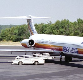 McDonnell Douglas MD-83 von Aero Lloyd: Erste am Flughafen München.