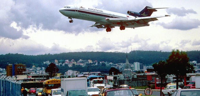 1929 gegründet, hier im Bild im Jahr 2003 über Quito zu sehen, stellte die venezolanische Aeropostal Alas de Venezuela im September 2017 nach 88 Jahren den Betrieb ein.