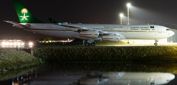 Der Airbus A340-200 mit dem Kennzeichen HZ-124 nach seiner Rückkehr aus Dublin nach Hamburg.