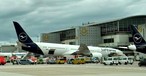 Die nach vorne gekippte Boeing 787 von Lufthansa: Das Heck ragt in den Himmel.