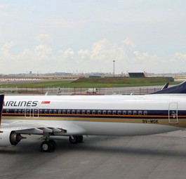 Boeing 737 in den Farben von Singapore Airlines: Eine Premiere.