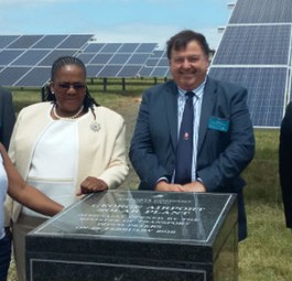 Verkehrsministerin Elizabeth Dipuo Peters (Dritte von rechts): Stolz auf die Solaranlage am George Airport.