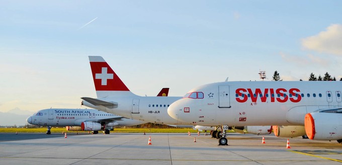 Flieger von Swiss am Flughafen Ljubljana.