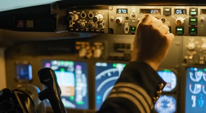 Pilot im Cockpit: Der Absturz des Fluges von Air India hat die Diskussion um Kameras neu entfacht.